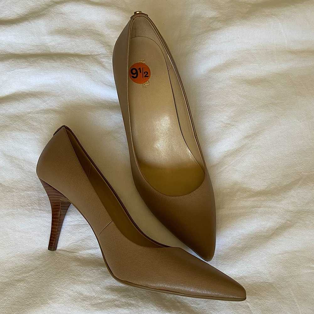 Michael Michael Kors Tan Leather Pumps